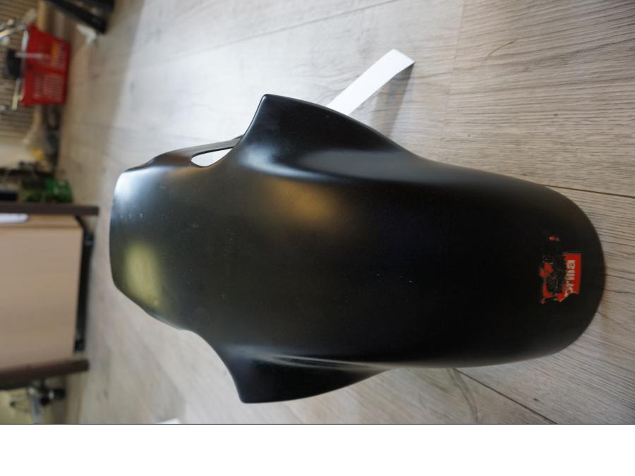 Framsidan på Framskärm från en Aprilia RSV 1000 -2003 motorcykel.