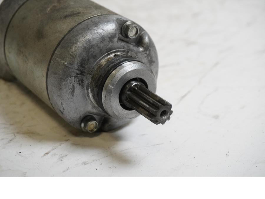 Baksidan på Startmotor från en Honda CBR 600 RR -2003 motorcykel.