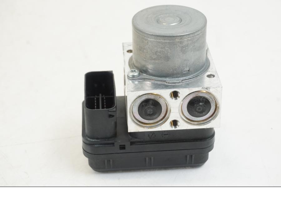 Höger sida på ABS Modulator från en Yamaha YZF R7 -2022 motorcykel.