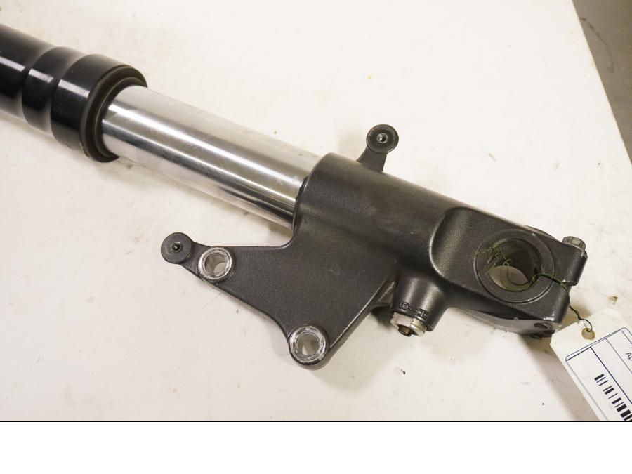 Baksidan på Gaffelben från en Aprilia SL 1000 Falco -2000 motorcykel.