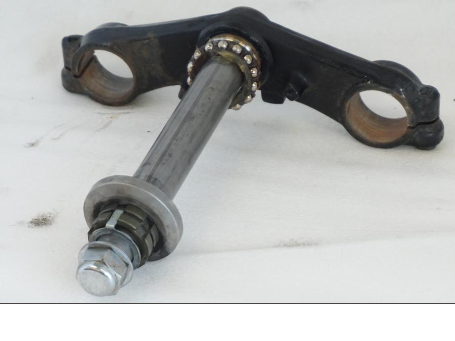 Vänster sida på Gaffelkrona från en Yamaha TDM 850 -1998 motorcykel.