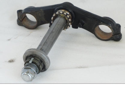 Vänster sida på Gaffelkrona från en Yamaha TDM 850 -1998 motorcykel.