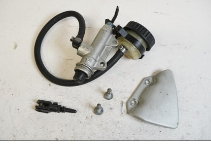 Framsidan på Bromshuvudcylinder från en BMW R 1200 GSA -2012 motorcykel.