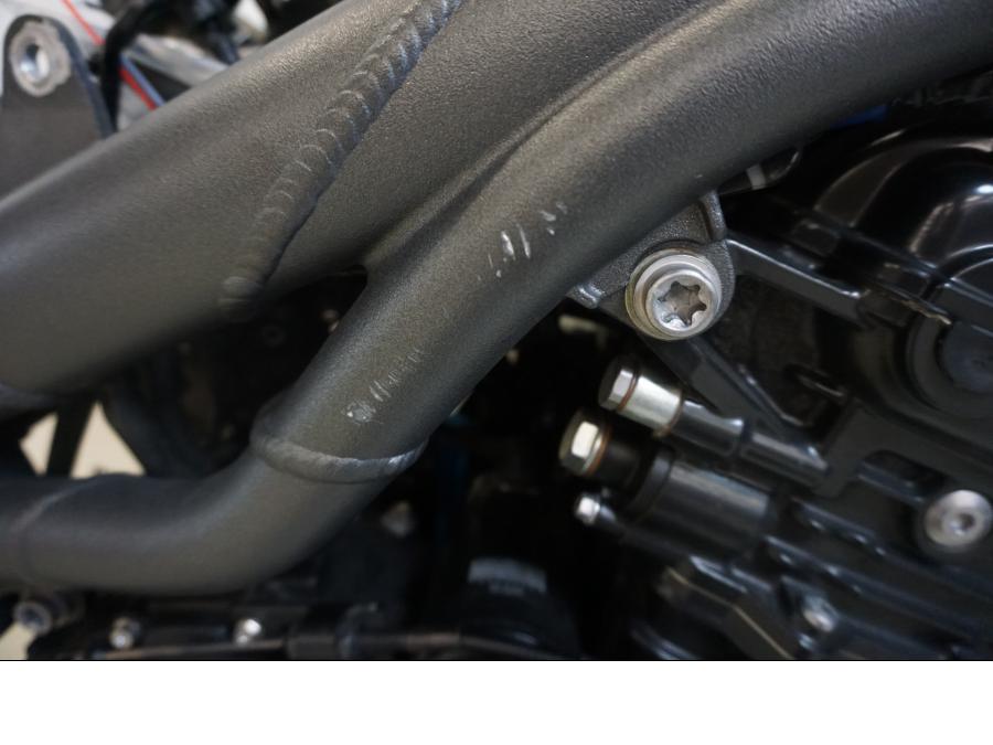 Höger sida på Motorpaket från en Triumph Speed Triple -2009 motorcykel.