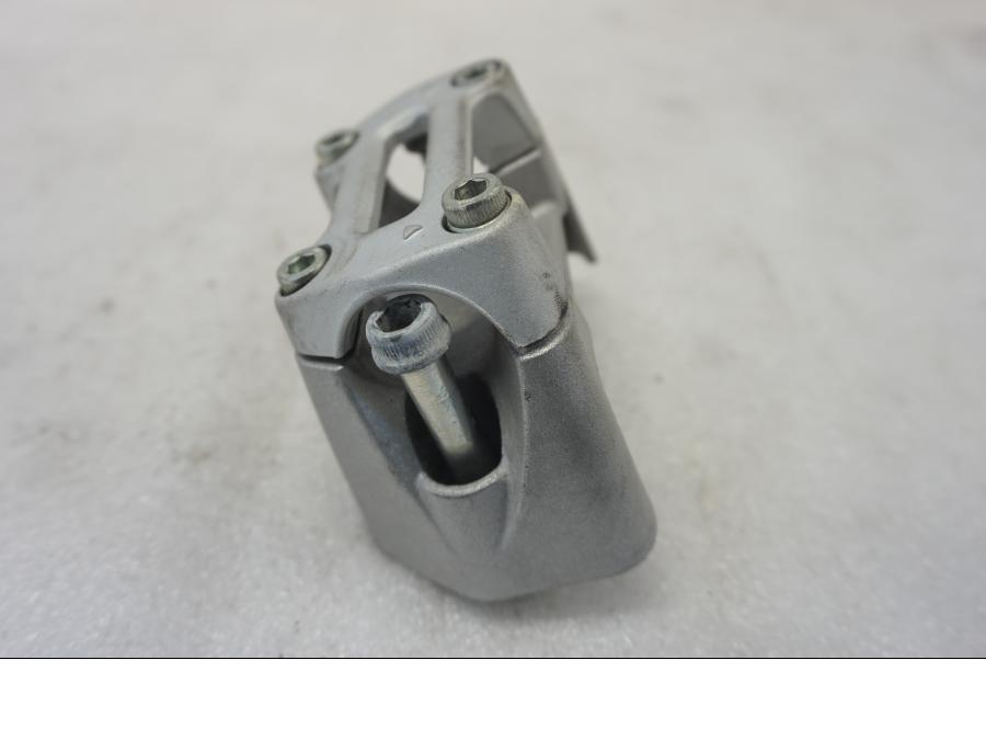 Snett uppifrån på Styrfäste från en Ducati Monster 796 -2013 motorcykel.