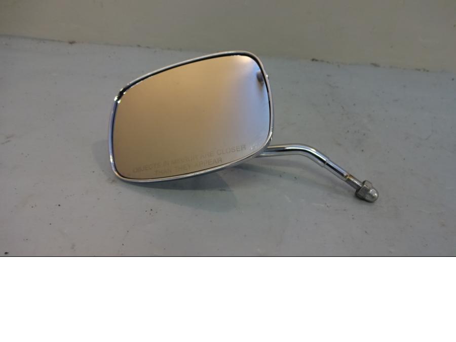 Framsidan på Backspegel från en H-D FXD Dyna Glide -2003 motorcykel.