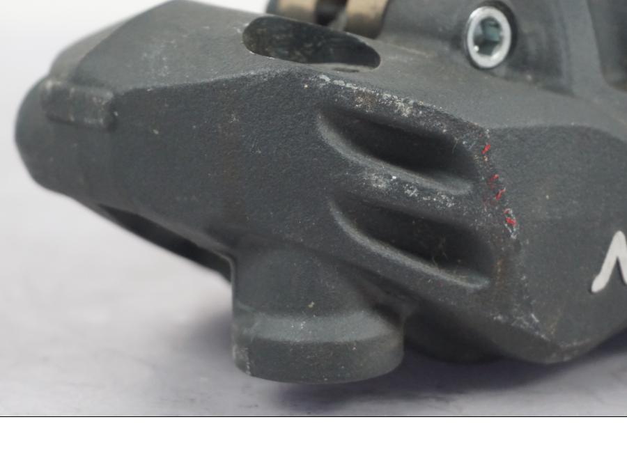 Höger sida på Bromsok från en Kawasaki GTR 1400 -2008 motorcykel.