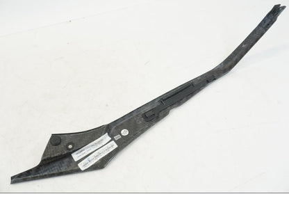 Snett nerifrån på Tankkåpa från en Triumph Speed Triple -2021 motorcykel.