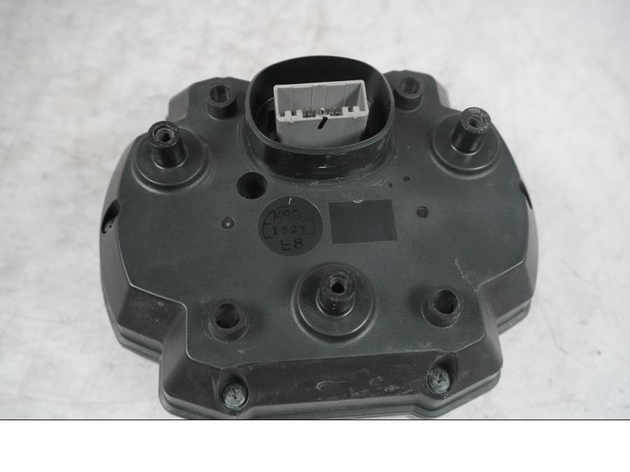 Snett uppifrån på Instrumentpanel från en Kawasaki ZX-10R -2008 motorcykel.