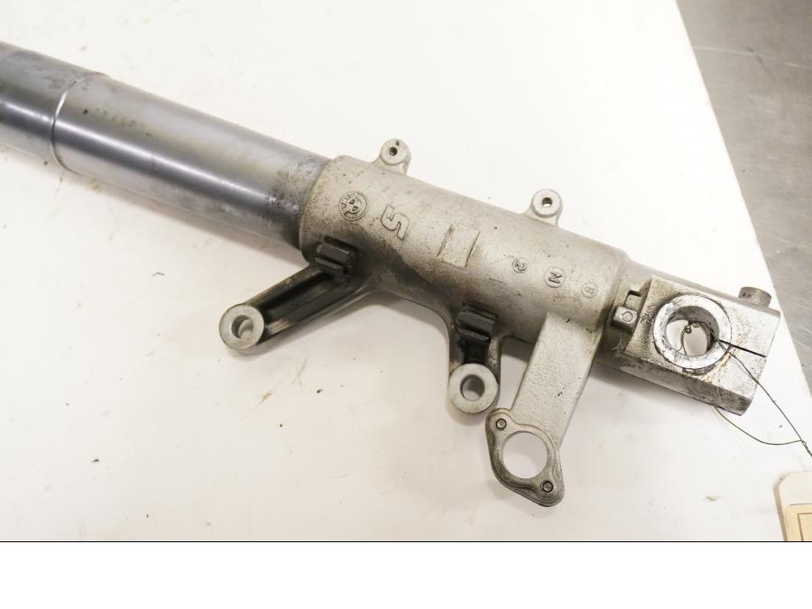 Baksidan på Gaffelben från en BMW R 1100 S -1999 motorcykel.