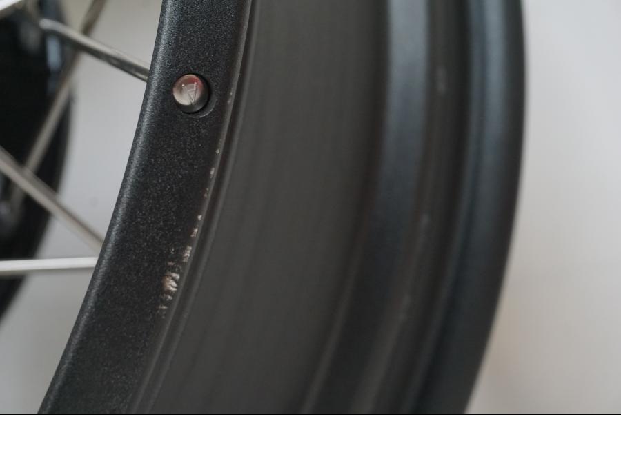 Snett nerifrån på Fälg från en BMW R 1250 GS -2018 motorcykel.