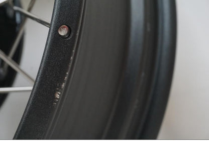 Snett nerifrån på Fälg från en BMW R 1250 GS -2018 motorcykel.