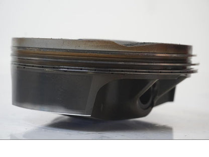 Snett nerifrån på Kolv från en KTM 1190 Adventure -2015 motorcykel.