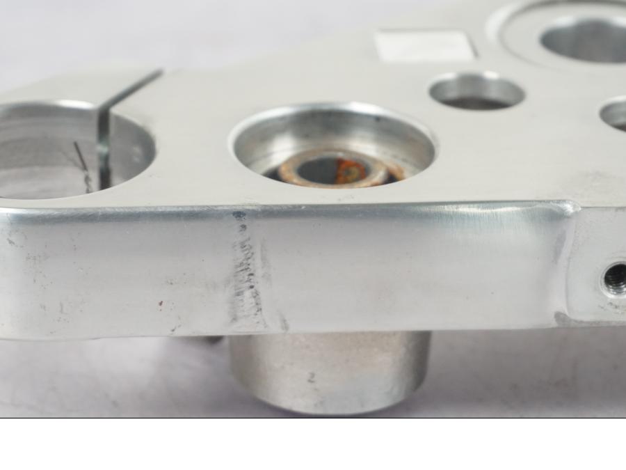 Snett nerifrån på Gaffelkrona från en Honda VT 600 C -1998 motorcykel.