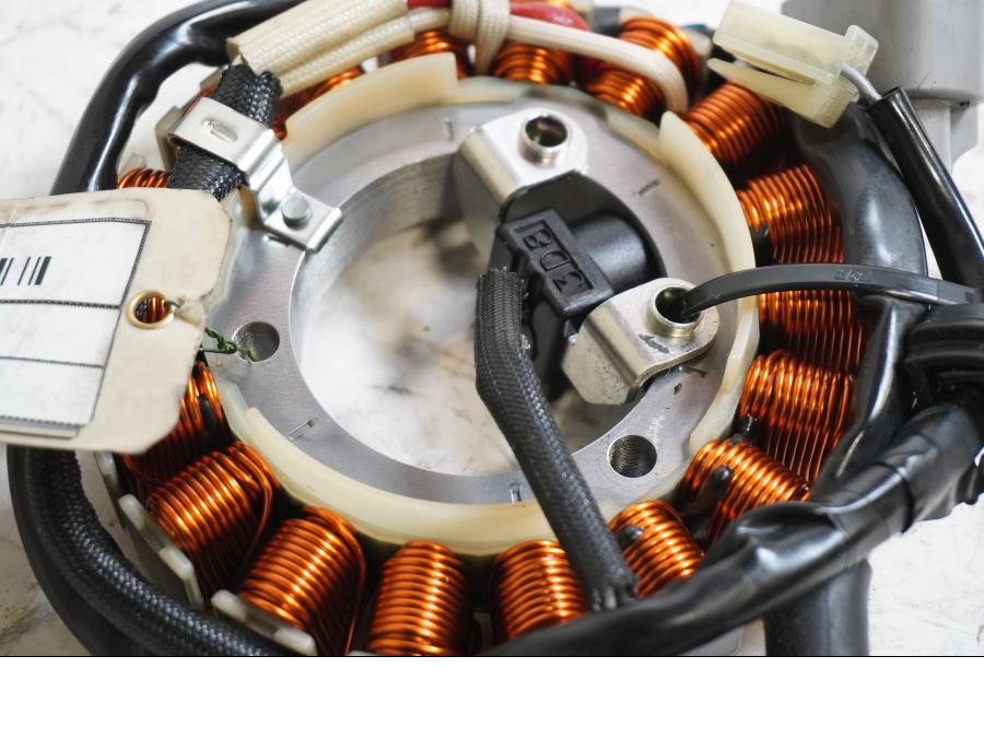 Baksidan på Generator från en Yamaha MT-07 -2014 motorcykel.