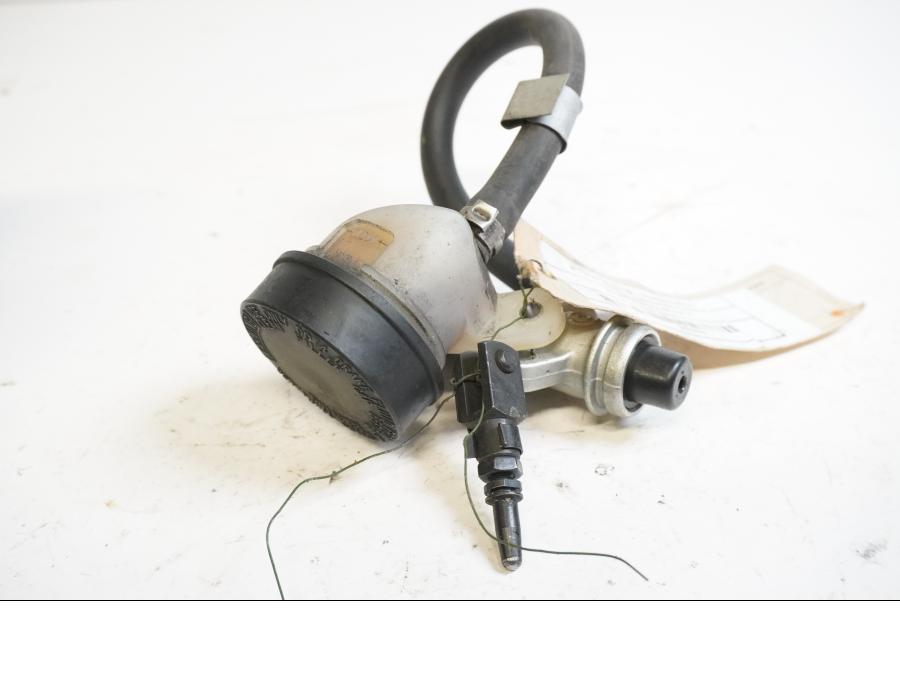 Framsidan på Bromshuvudcylinder från en BMW S 1000 RR -2010 motorcykel.