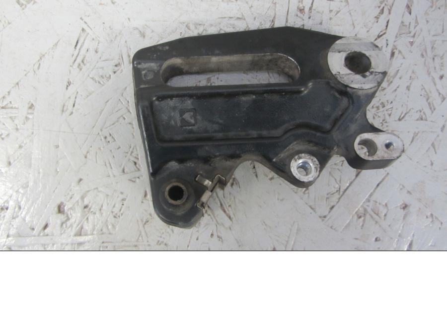 Framsidan på Bromsoksfäste från en KTM 125 Duke -2014 motorcykel.