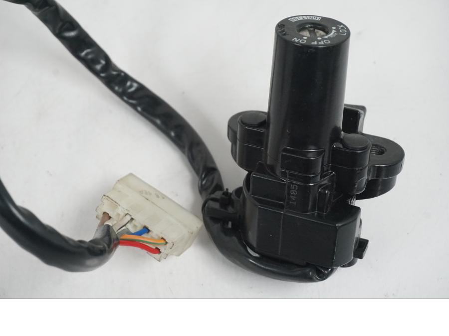 Vänster sida på <p>Låssats från Kawasaki Ninja 300 ABS 2014.</p>

<p>1st nyckel, tändningslås, sadellås, tanklock.</p> motorcykel.