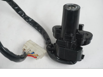 Vänster sida på <p>Låssats från Kawasaki Ninja 300 ABS 2014.</p>

<p>1st nyckel, tändningslås, sadellås, tanklock.</p> motorcykel.