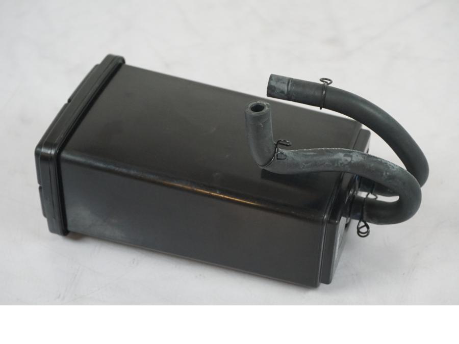 Framsidan på Fuel Evap System från en Kawasaki Z 900 -2021 motorcykel.