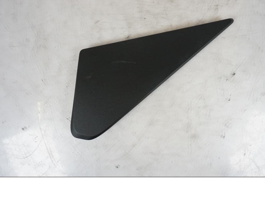 Framsidan på Sidopanel från en KTM 1290 Super Duke R -2023 motorcykel.