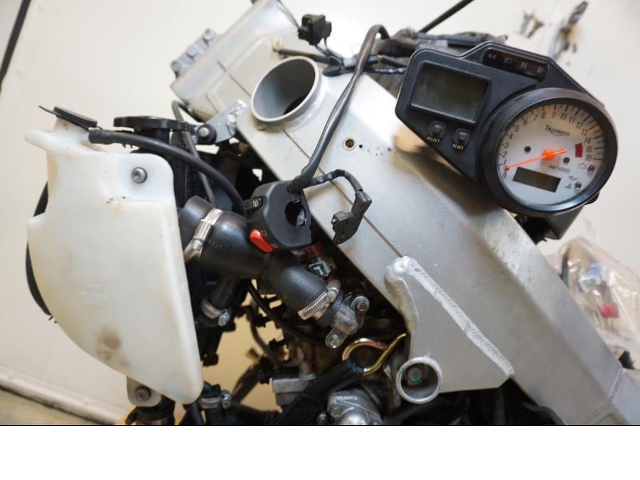 Höger sida på Motorpaket från en Triumph TT 600 -2002 motorcykel.