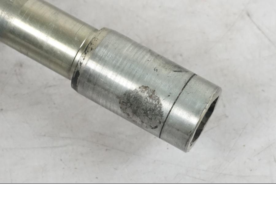 Vänster sida på Axel från en Triumph Tiger Explorer -2013 motorcykel.