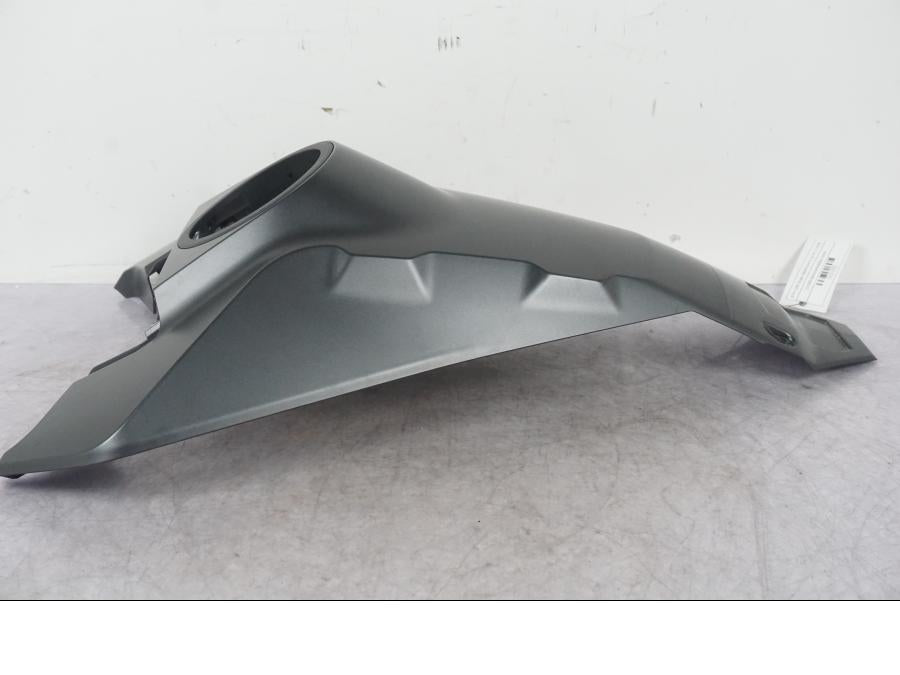 Framsidan på Bensintankskåpa från en KTM 1290 Super Adventure S -2022 motorcykel.