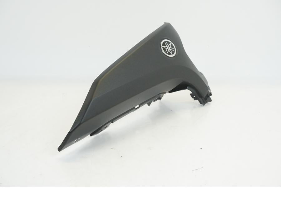 Baksidan på Sidkåpa från en Yamaha N-MAX125 -2021 motorcykel.