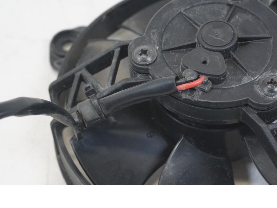 Vänster sida på Vattenkylfläkt från en Ducati Hyperstrada -2013 motorcykel.