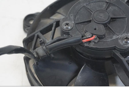 Vänster sida på Vattenkylfläkt från en Ducati Hyperstrada -2013 motorcykel.