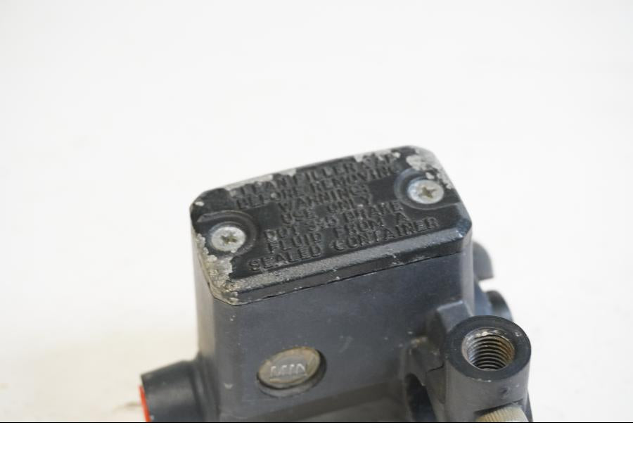 Baksidan på Bromshuvudcylinder från en Ducati Monster 620 -2004 motorcykel.