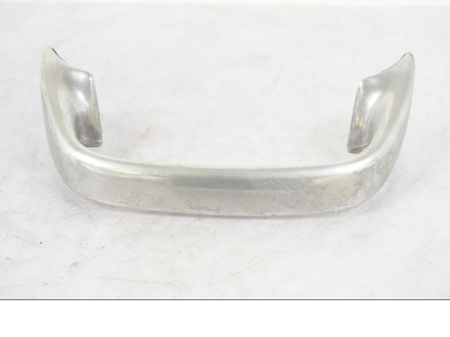 Baksidan på Passagerarhandtag från en Honda CB 750 -1996 motorcykel.