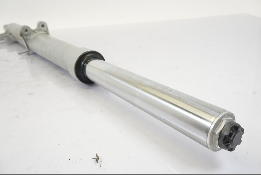 Snett nerifrån på Gaffelben från en BMW R 1150 RS -2003 motorcykel.