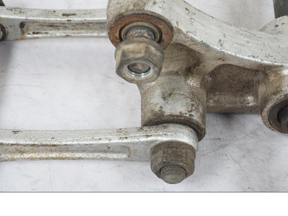 Vänster sida på Stötdämparlänkage från en Kawasaki KL 650A -1987 motorcykel.