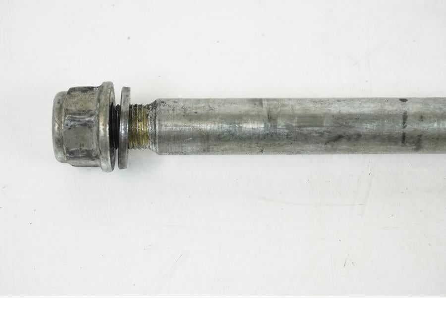 Höger sida på Axel från en Suzuki GSX 600 F -1998 motorcykel.