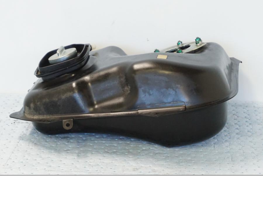 Vänster sida på Bensintank från en Honda SH 300 A -2011 scooter.