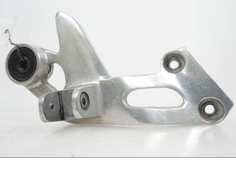 Framsidan på Fotpinnefäste från en Yamaha XJ 900 -1997 motorcykel.