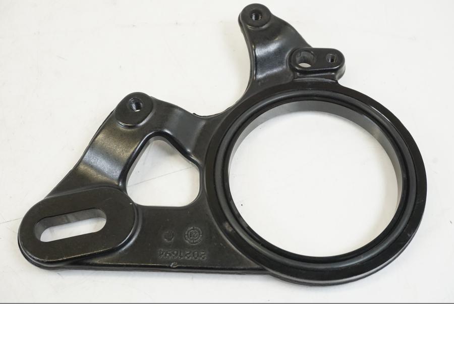 Framsidan på Bromsoksfäste från en Triumph Speed Triple -2021 motorcykel.