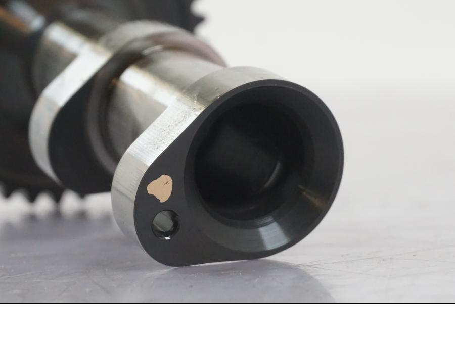 Höger sida på Kamaxel från en KTM 1190 Adventure -2015 motorcykel.