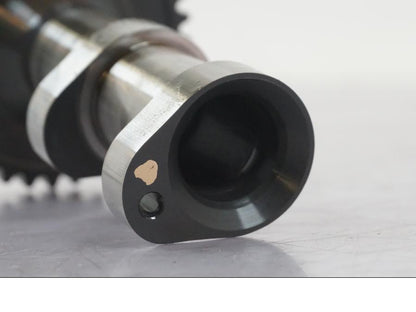 Höger sida på Kamaxel från en KTM 1190 Adventure -2015 motorcykel.