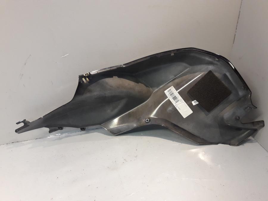 Baksidan på Bensintankskåpa från en BMW K 1200 S -2008 motorcykel.