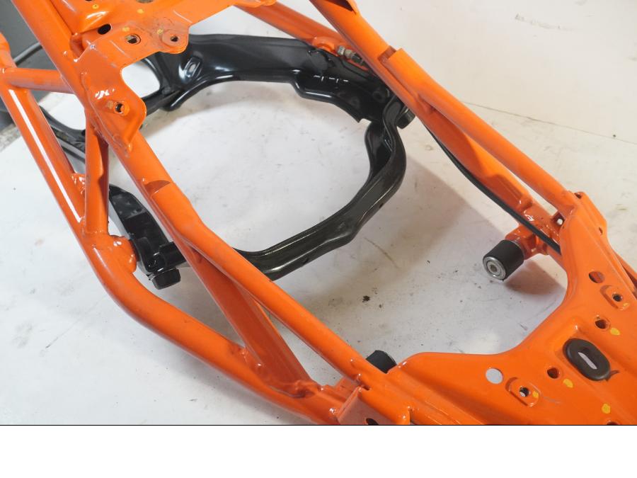 Vänster sida på Bakram från en KTM 125 Duke -2017 motorcykel.