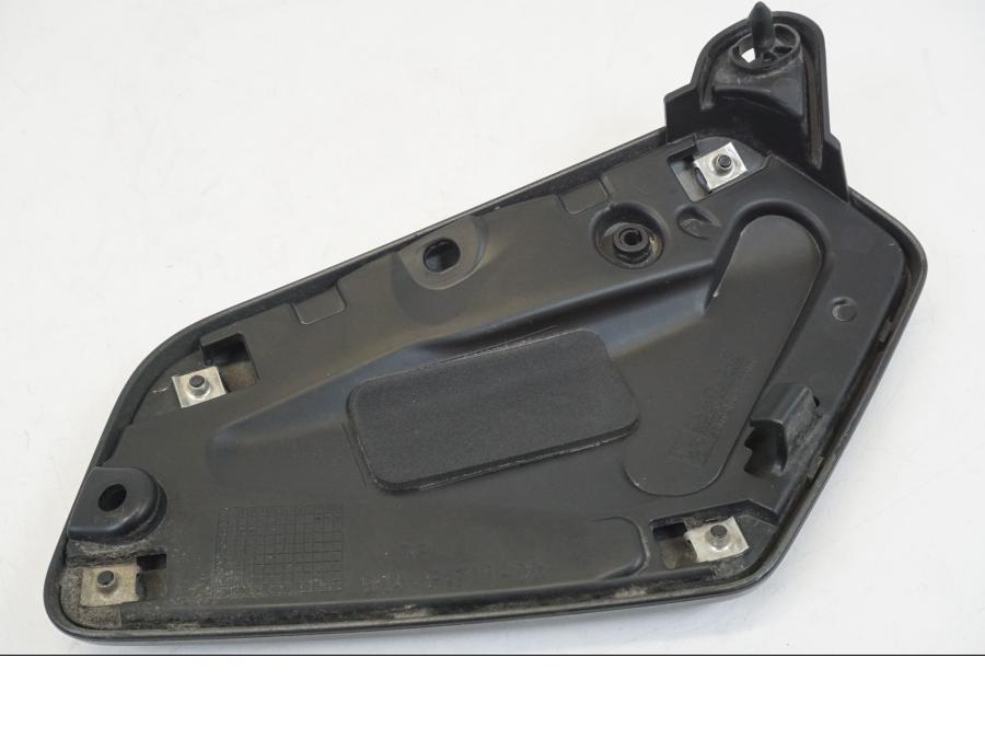 Snett uppifrån på Sidopanel från en Yamaha XSR 700 -2016 motorcykel.