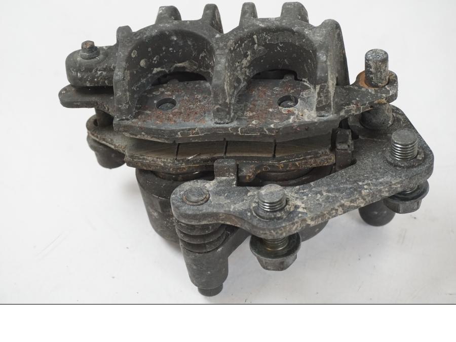 Snett uppifrån på Bromsok från en Suzuki SV 650 S -2005 motorcykel.