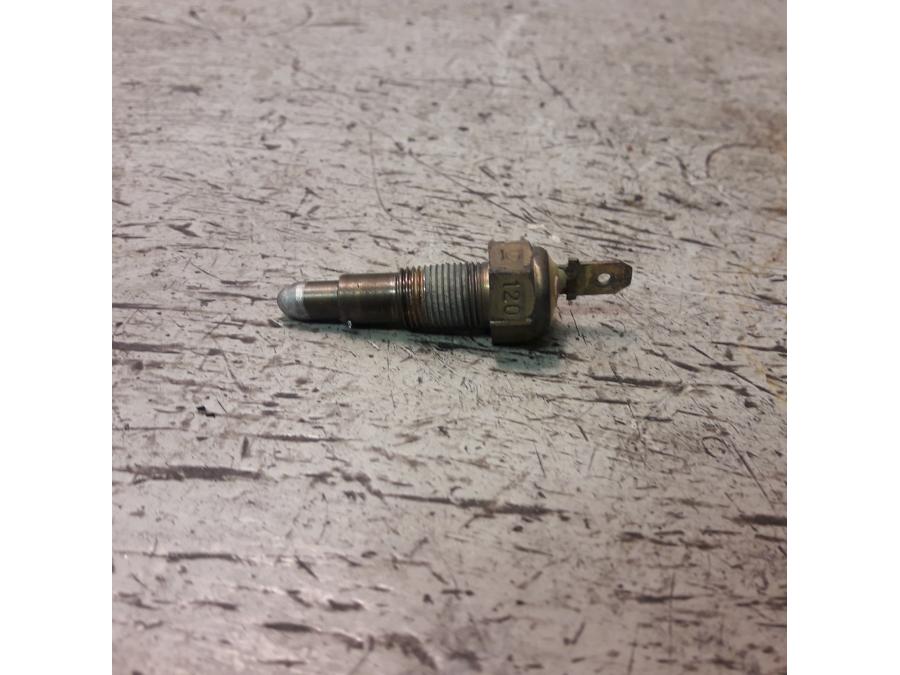 Framsidan på Vattentermostatgivare från en Yamaha FZ-S 600 -2000 motorcykel.