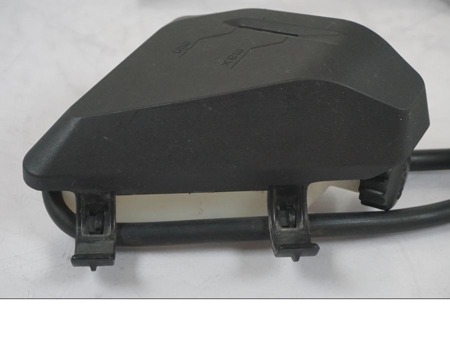 Vänster sida på Vattenexpansionskärl från en KTM 1290 Super Duke R -2018 motorcykel.