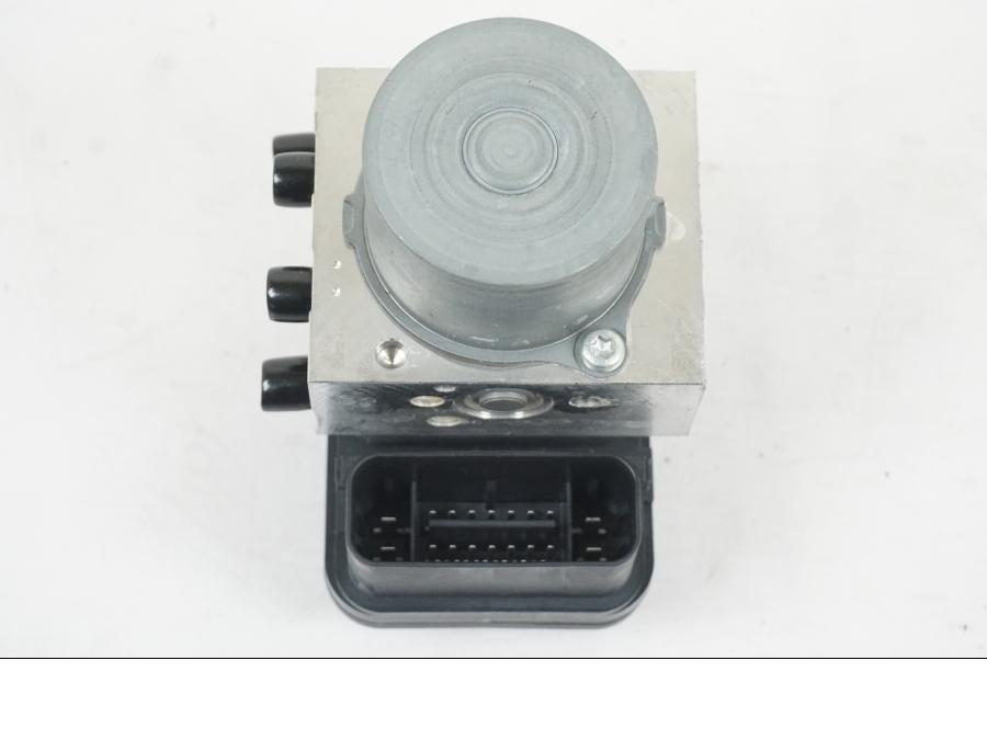 Vänster sida på ABS Modulator från en Yamaha MT-07 -2019 motorcykel.