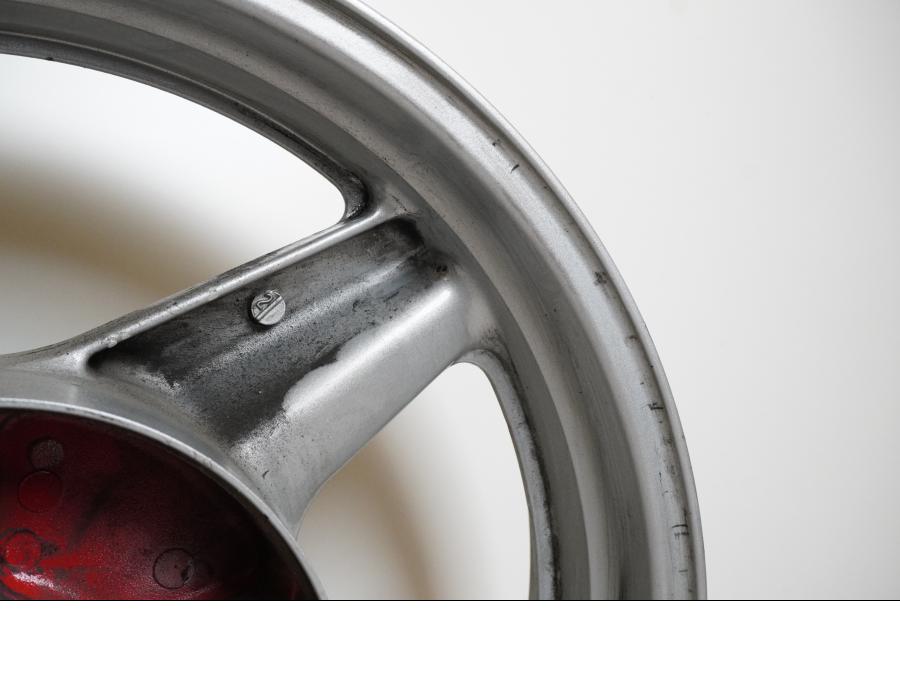 Vänster sida på Fälg från en Honda CBR 1000 F -1987 motorcykel.