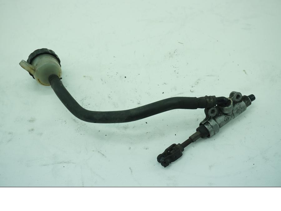 Framsidan på Bromshuvudcylinder från en Yamaha XVS 1100 -2000 motorcykel.